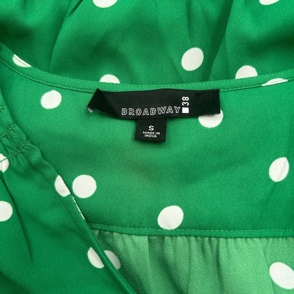 Elegant Green Polka Dot Blouse - Picture 3 of 3